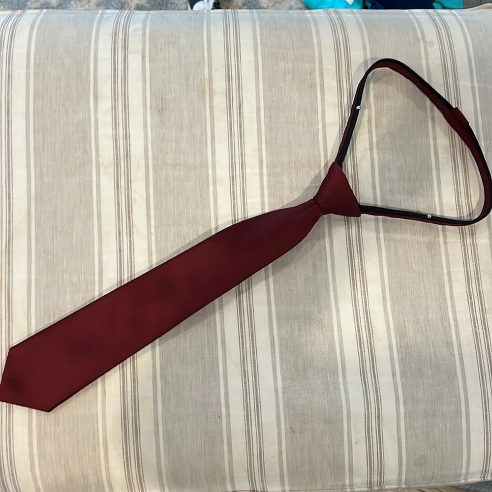 Egara zip tie maroon. Great condition